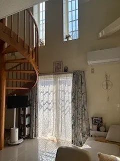 2階に上がる螺旋階段があります。